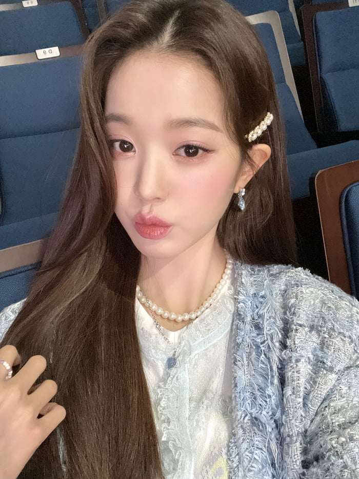 Photo : 220325 IVE Official Twitter Update with Jang Wonyoung