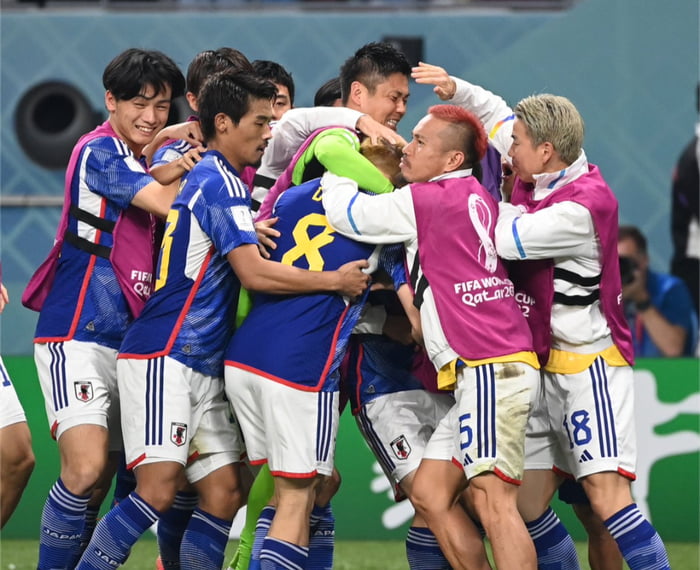 Japan pull off another amazing upset. Beat Spain 2-1. Sending German home. Underdog topping the group with Spain and Germany. Following Morocco to the knockout stage. Always love to see underdog exceeding expectation