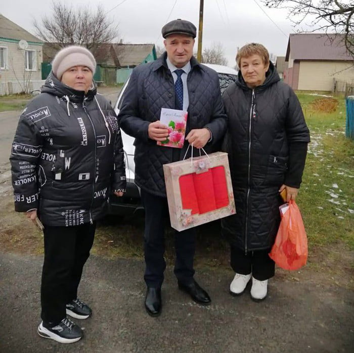 The head of the district in Kursk region, Russia presented the mothers of the dead soldiers with a set of towels
