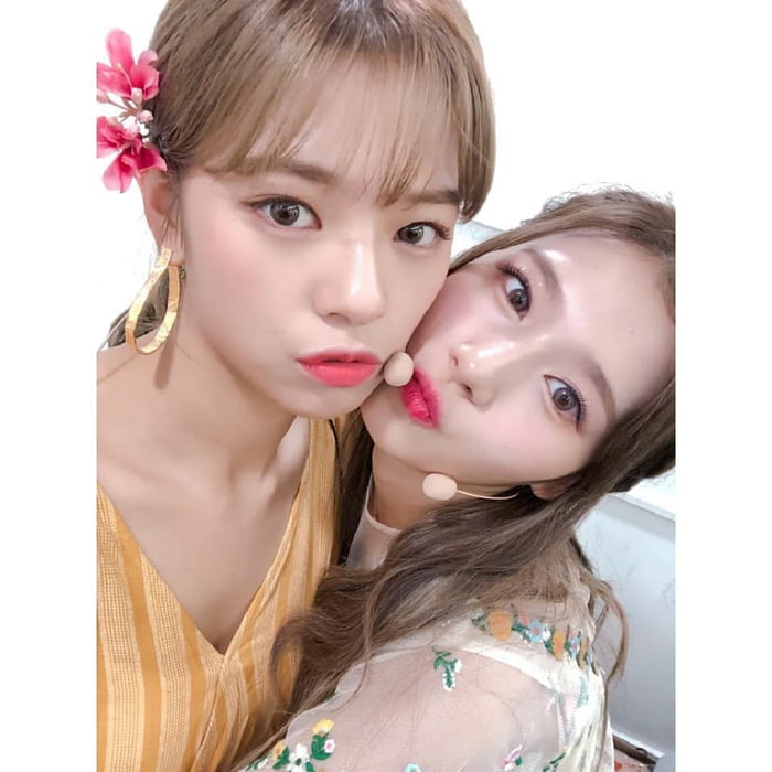 Photo : Jeongyeon & Sana