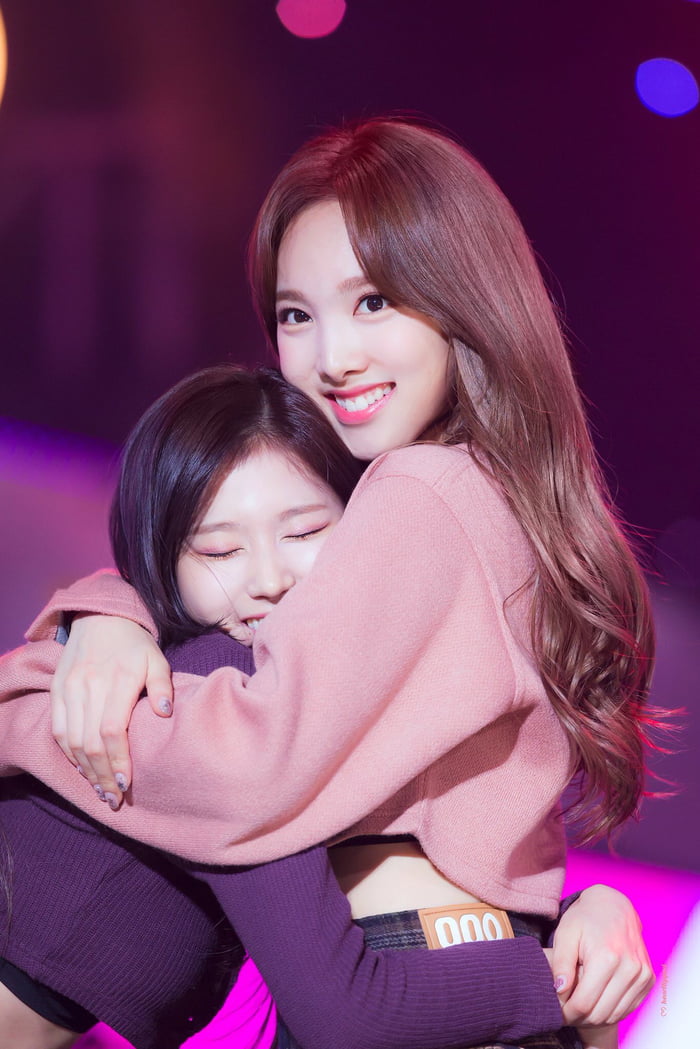 Photo : Sana and Nayeon