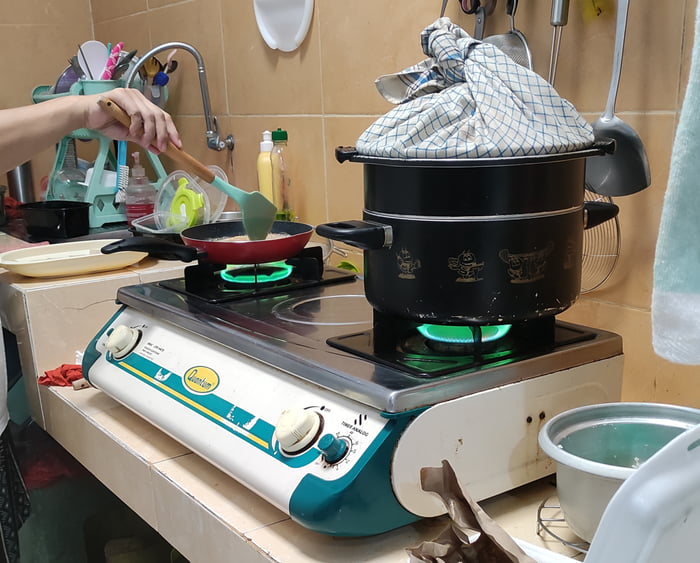 My stove produces green flames.. can anyone explain why? 9GAG