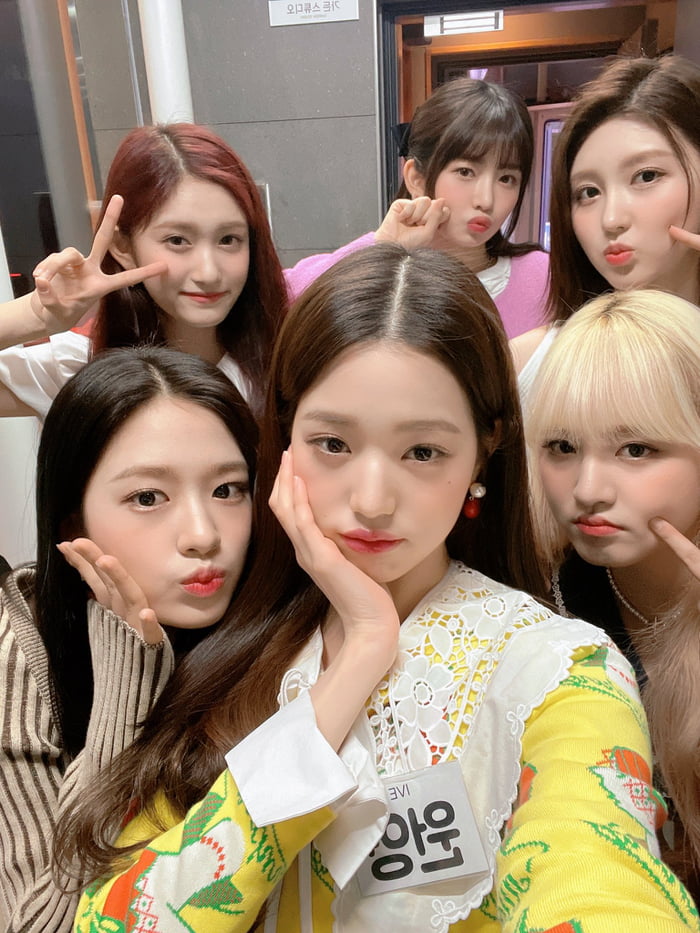 Photo : 220421 IVE Official Twitter Update with An Yujin and Jang Wonyoung (feat. IVE) 2