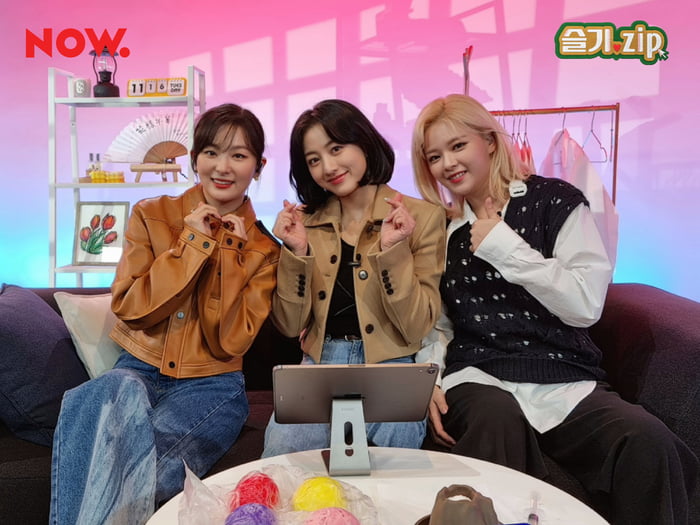 Photo : Seulgi.Zip Twitter Update - Jeongyeon and Jihyo photo with Seulgi on her show
