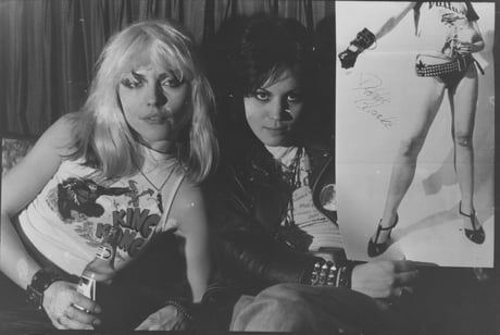 Debbie Harry and Joan Jett in 1977 - 9GAG