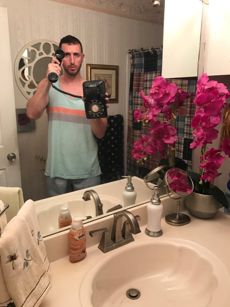 Mirror Selfie With An Old Phone, How To Take A Mirror Selfie Without Phone Showing