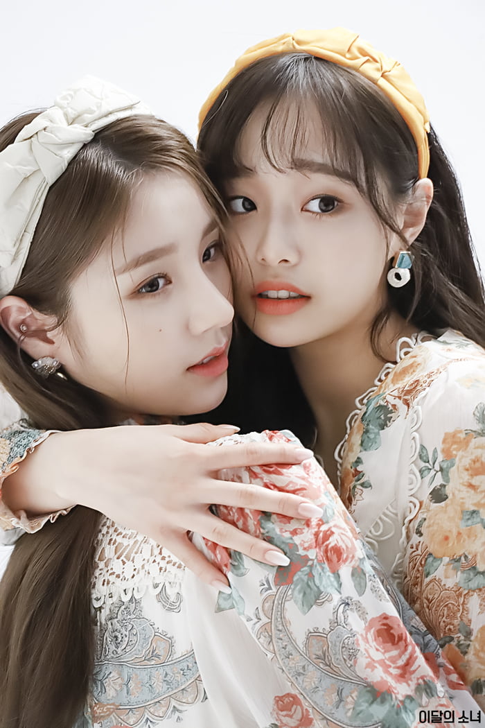 Photo : Heejin and Chuu
