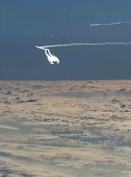 You’re seeing a perspective few ever witness, a Boeing 747 slicing through the sky at 900 km/h (560 mph).