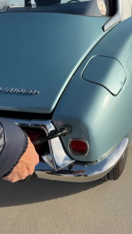 Driving on three wheels? No problem! Changing a tire without a jack? No problem either. Thanks to hydraulics, the car lifts by turning a small lever. The Citroën DS was launched in 1955.