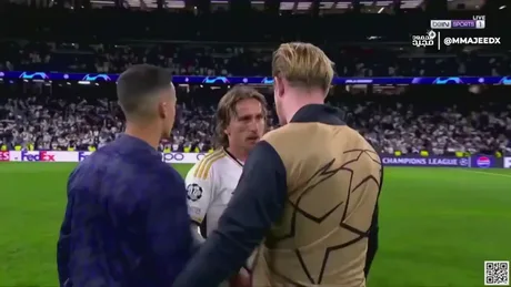 Mooi moment voor zieke De Bruyne: Rode Duivel, die hele match op de bank  bleef, krijgt na match shirt van Modric, Sport