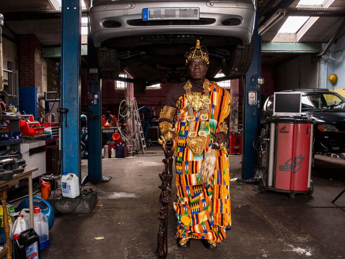 This is king Céphas Bansah, who rules over ~200k people in his kingdom in Ghana. He came to Germany to learn 