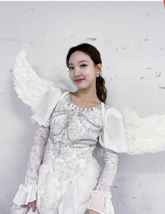 Photo : Nayeon looking even more like an Angel