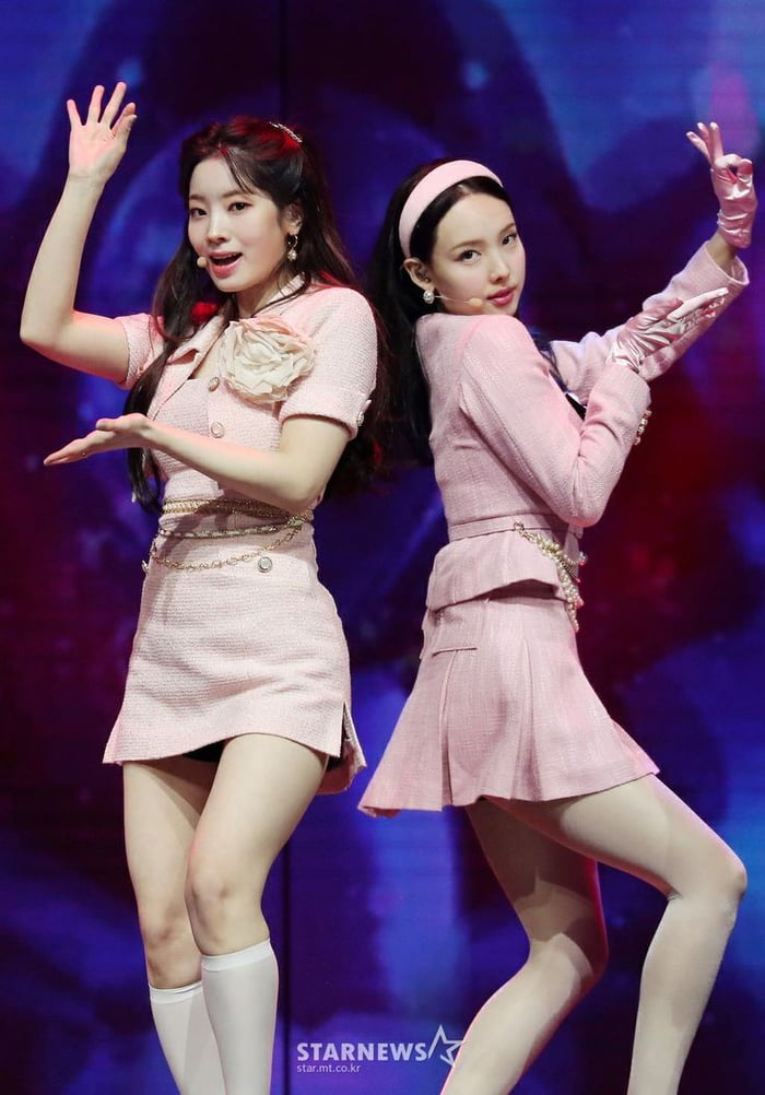 Photo : Twice - Nayeon & Dahyun