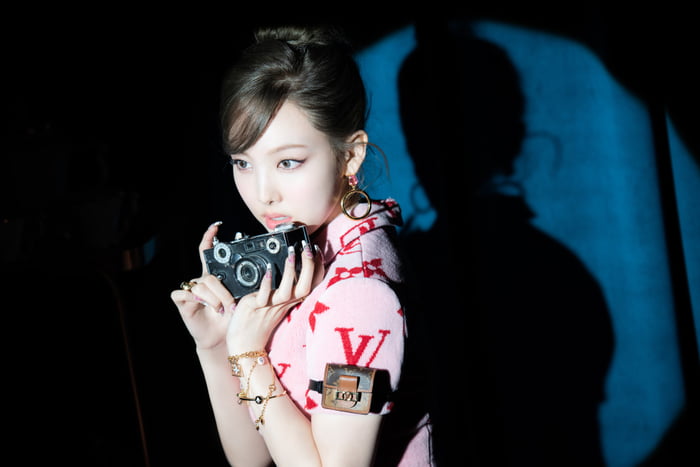 Photo : YouTube Community Update - Nayeon photo from the behind the scenes of her album jacket shooting