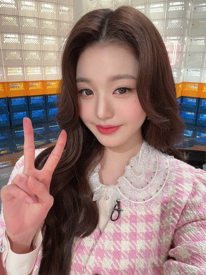 Photo : 220318 IVE Official Twitter Update with Jang Wonyoung 2