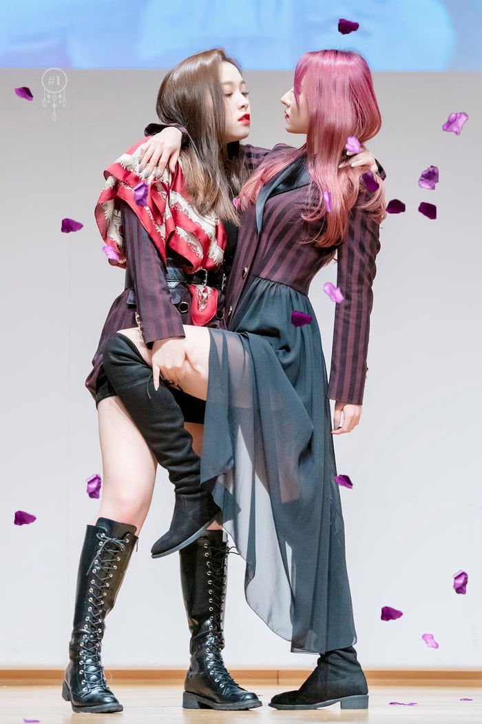 Photo : Gahyeon and Sua