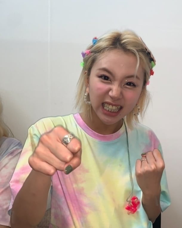 Photo : Chaeyoung punch!