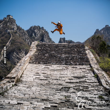 This Guy Took His Stupid Space Suit With Him When Hiking The Great Wall Of China Worth It 9gag