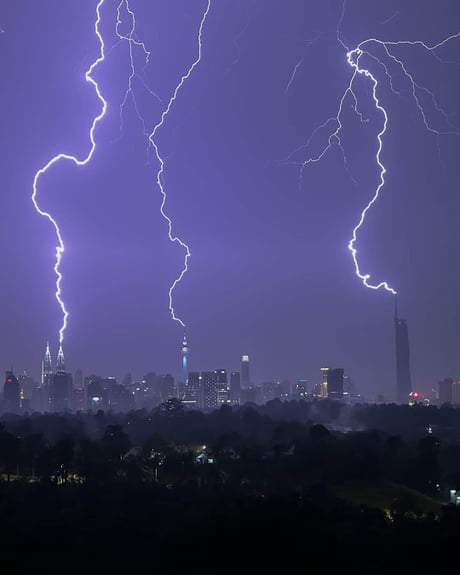 Simultaneous lightning strikes in Malaysia - 9GAG