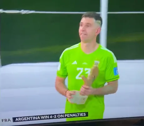Argentina's Emiliano Martinez Stuns Viewers With The Way He Celebrates Golden  Glove Award - 9GAG
