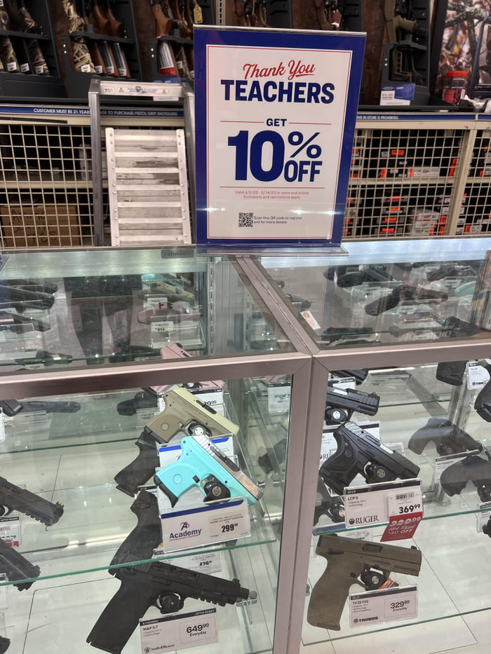 Sporting goods store in Texas giving teachers a discount on guns 9GAG