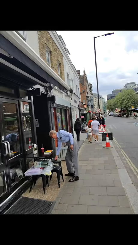 Man greets legendary actor by chance in London