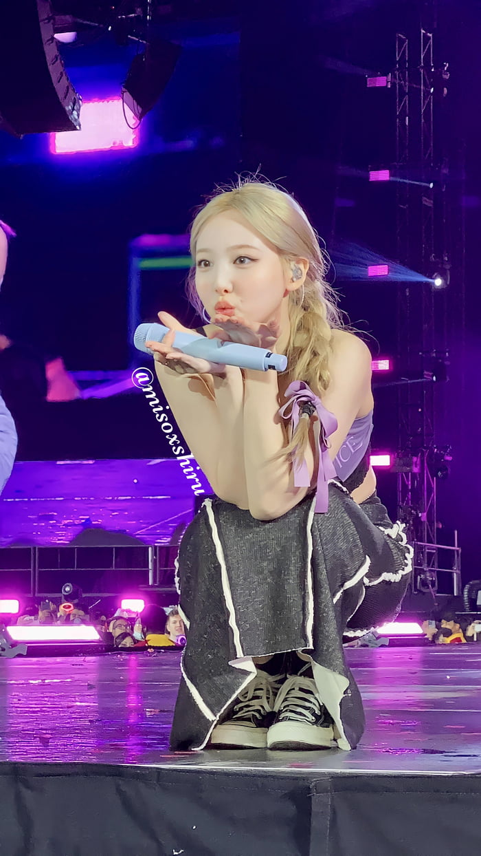 Photo : 220516 - Nayeon Blowing a Kiss