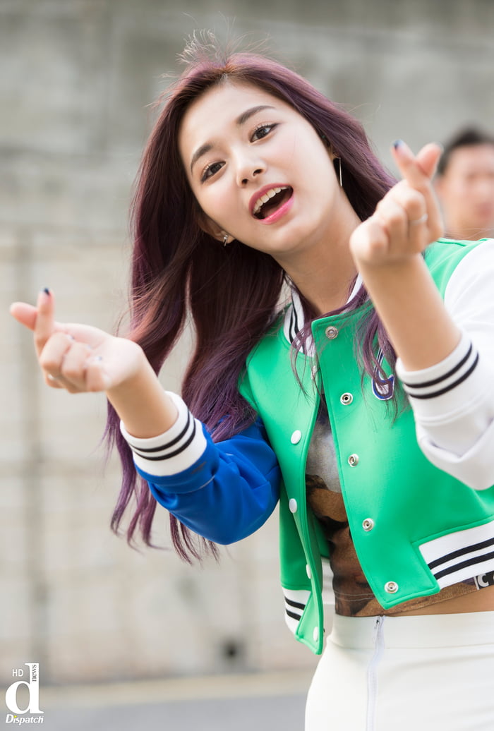 Photo : Tzuyu -green jacket