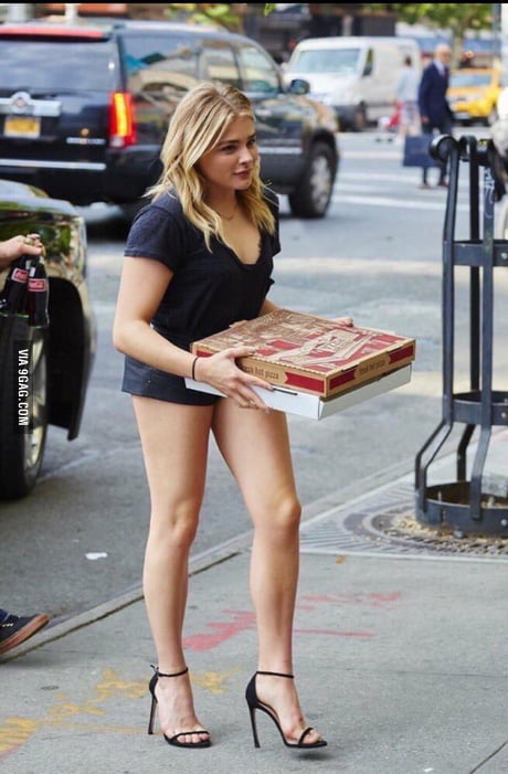 Is it just me or Chloe Moretz has an abnormaly small torso? - 9GAG