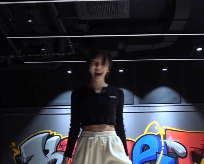 Photo : Yuju Peek-a-boo (Yuju VLive Chat Room)