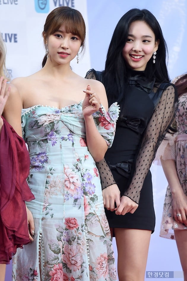 Photo : Mina & Nayeon