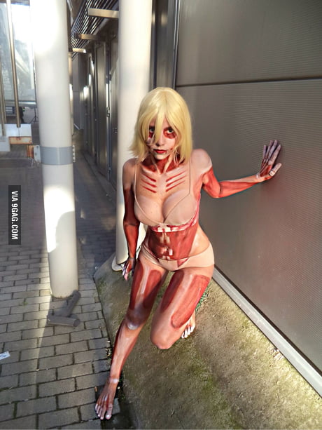 Sexy cosplayer at Napoli comicon 9GAG