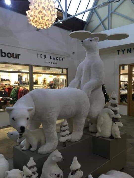 Shopping Mall Apologizes For Erotic Polar Bear Display 9gag