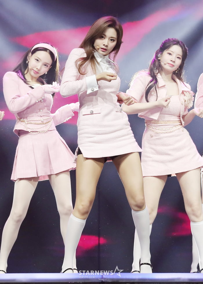 Photo : Tzuyu ft. Nayeon & Dahyun