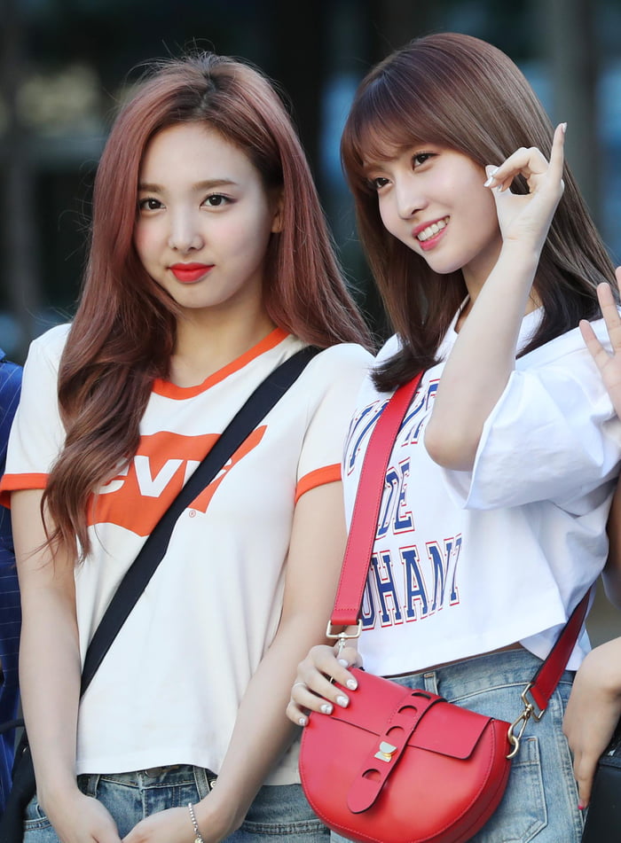 Photo : Nayeon & Momo