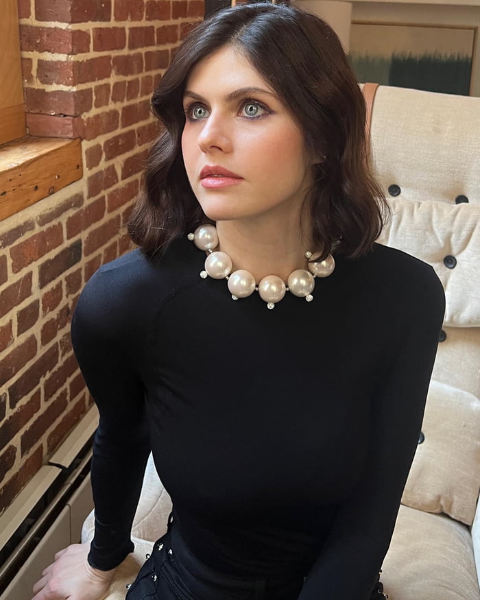 Alexandra Daddario (NYCC 2022) - 9GAG