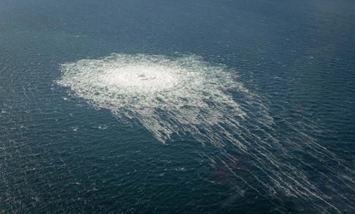 There has been a sudden drop in pressure in Nord Stream 1. F-16 planes took this picture today in Danish waters. The bubbles of gas are more then 100m in diameter. Three leaks have been found on Nord Stream 1 and 2. The army says that it's highly unlikely that it's an accident.