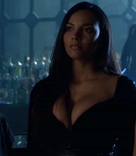 Jessica Lucas is a big distraction in Gotham - 9GAG