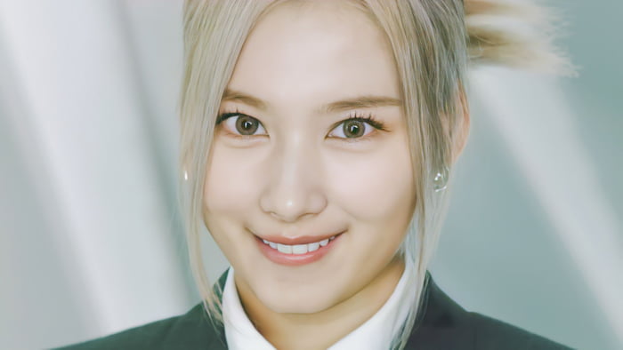 Photo : Sana having impure thoughts