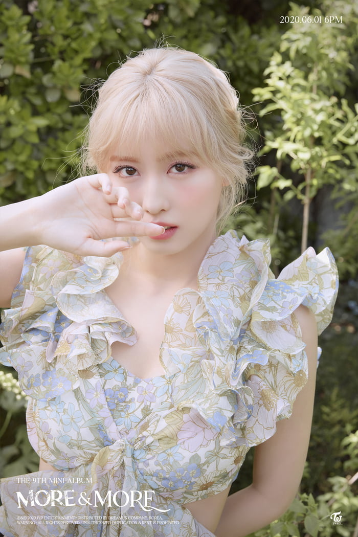 Photo : Hirai Momo with blonde hair