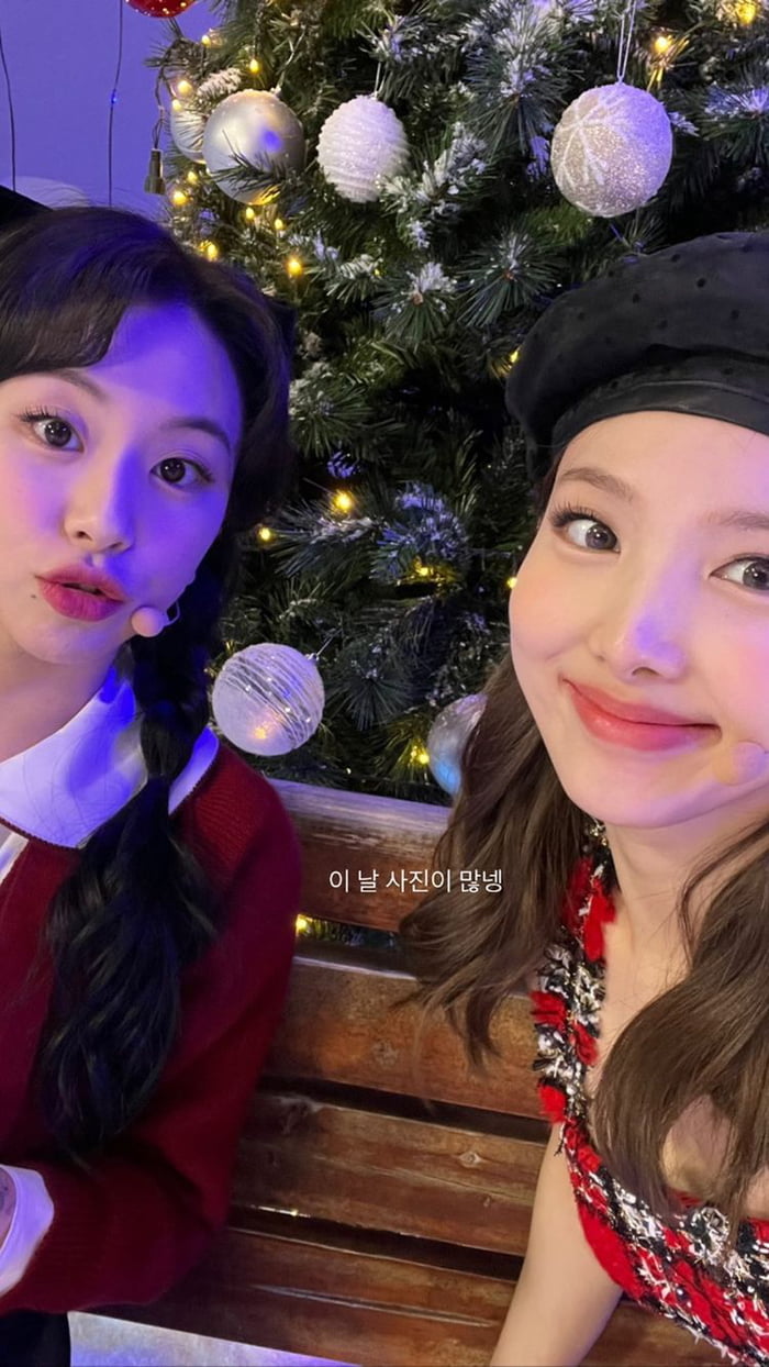 Photo : Twicetagram Story Update - Nayeon and Chaeyoung selca from the Doughnut Live stream