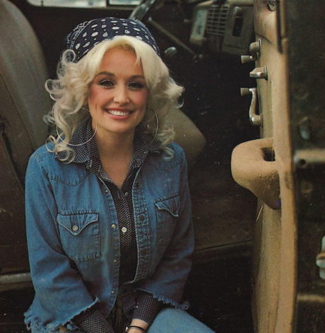 Dolly Parton in the 70's, offstage, relaxed, and looking simply angelic. -  9GAG
