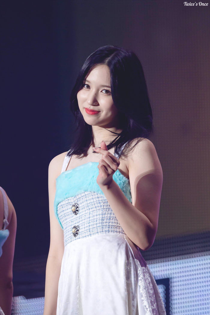 Photo : Mina eye contact