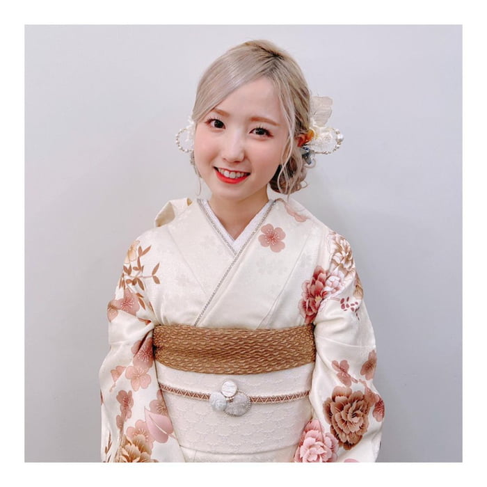 Photo : 220111 - osarecompany_hairandmake Instagram Update with Honda Hitomi