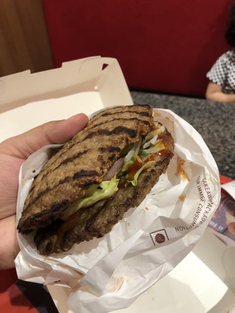 Burger King should be sued for false advertising.The burgers they sell are  literally looking like puke - 9GAG