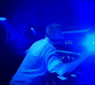 No cellphones, just 200000 ravers at the Prodigy concert, 1997