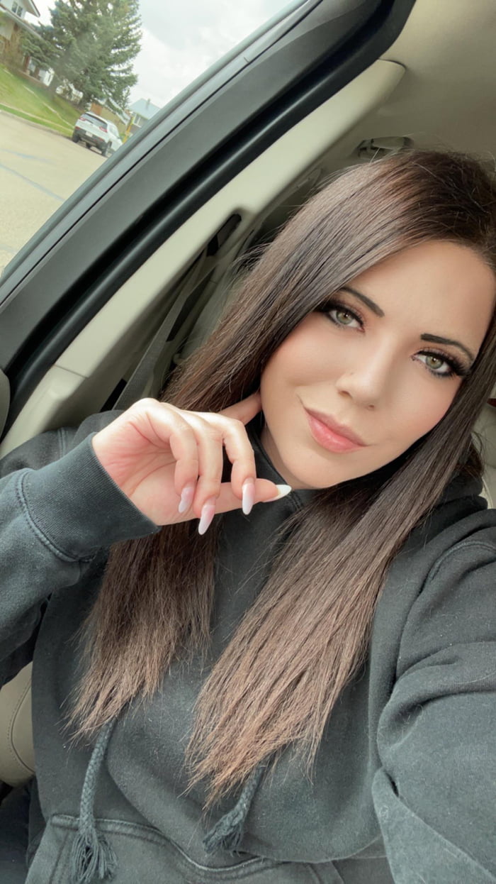 A beauty of a blue collar girl 9GAG