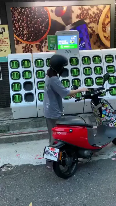 Gogoro Electric scooter battery swap in Taiwan. - 9GAG