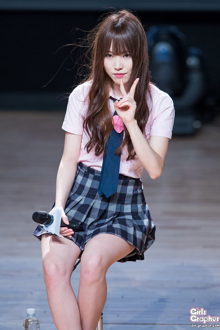 Photo : Yuju calmly sitting!