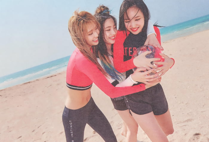 Photo : Nayeon , dahyun and momo